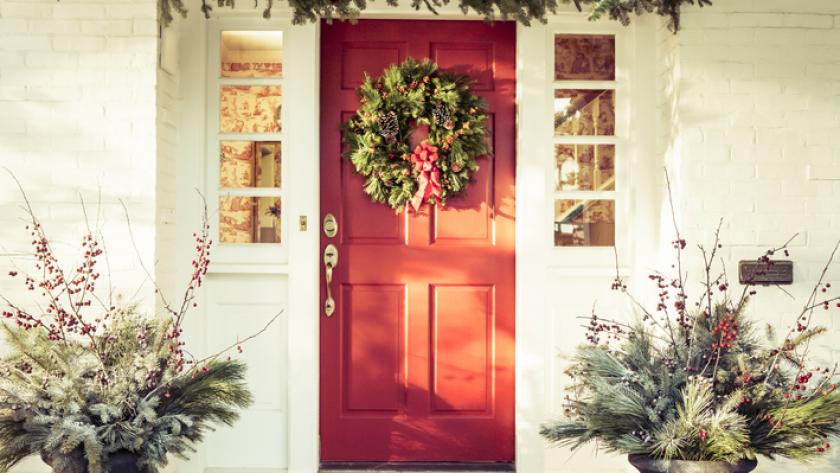 lijst Nieuwsgierigheid zuur Een kerstkrans ophangen aan je (voor)deur: zo begin je eraan! - Libelle