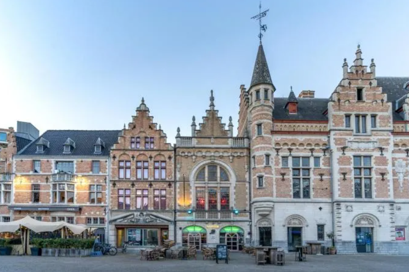 Voormalig zaakvoerder (56) van bekende zaak krijgt celstraf met uitstel: “Gaf geld uit in bars van lichte zeden”