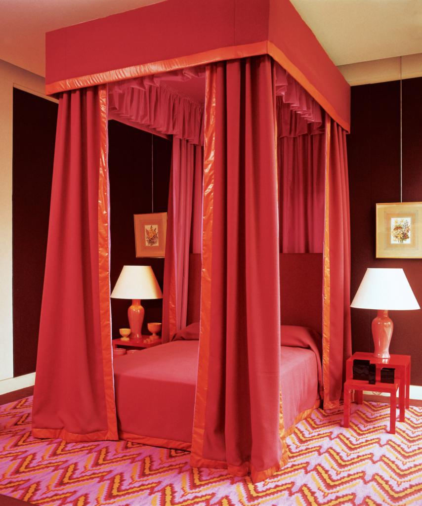 Hicks had ook een zwak voor hemelbedden. Hij bevestigde de baldakijnen rechtstreeks aan het plafond waardoor ze nog imposanter aanvoelden.