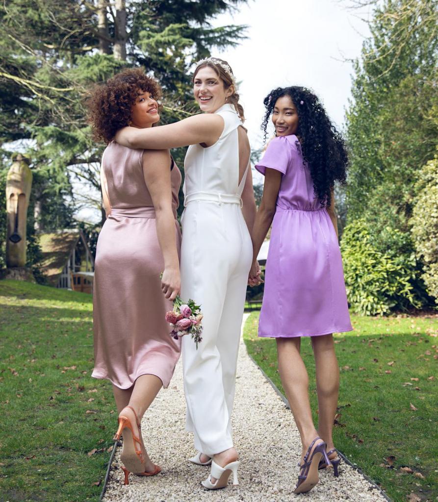 Voor bruid en bruidsmeisjesLinks: feestjurk (59,99 euro), midden: jumpsuit (99,99 euro) en rechts: feestjurk (59,99 euro), van Lola Liza x Flair.