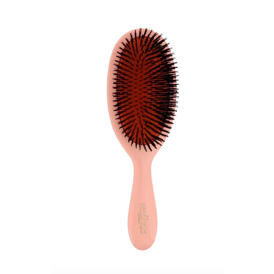 Sa brosse à cheveux fétiche