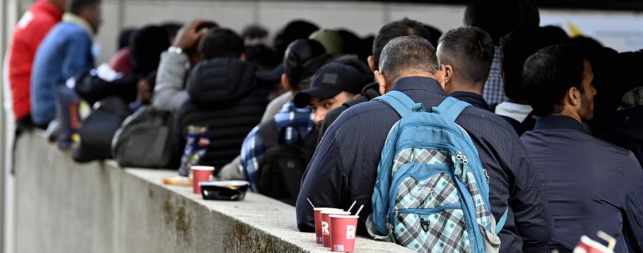Asielzoekers wachten om hun aanvraag in te dienen in Brussel.