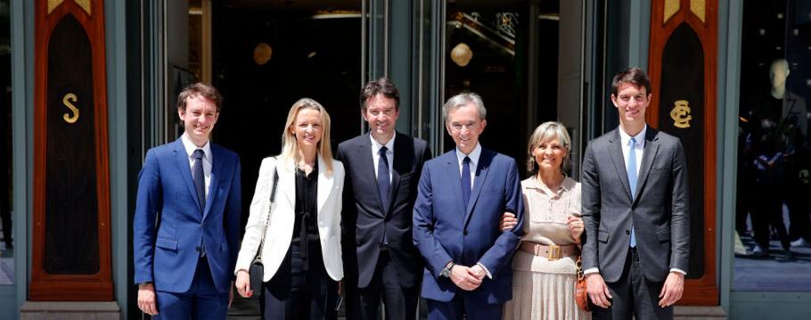 Le patron de LVMH Bernard Arnault et sa seconde epouse Helene, pose entoures de Frederic, Delphine, Antoine et Alexandre , devant la Samaritaine, en juin 2021