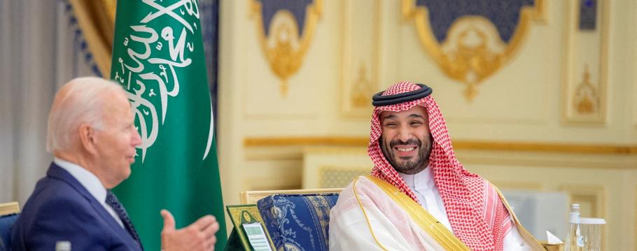 De Saoedische kroonprins Mohammed bin Salman in ontmoeting met de Amerikaanse president Joe Biden op 16 juli 2022.