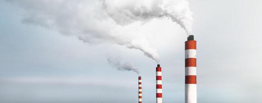 fumée de gaz s'échappant des cheminées