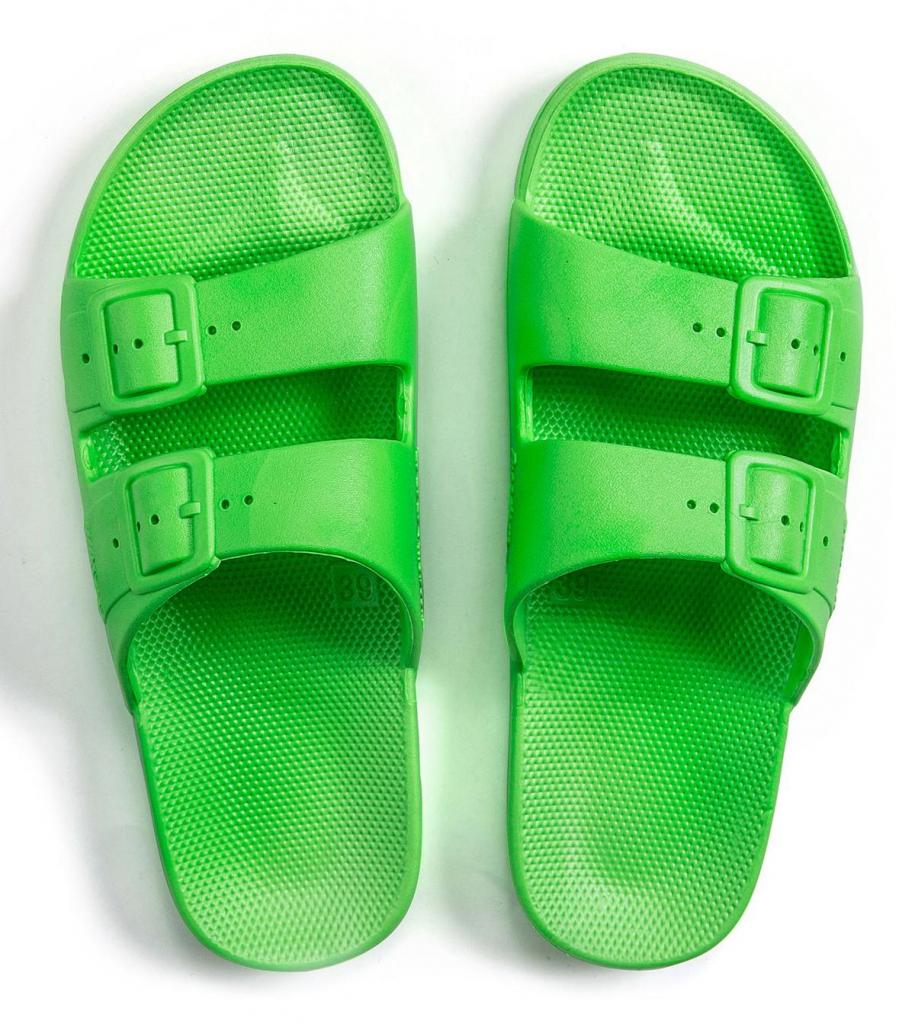 Groen ten voeten uitSlippers van Freedom Moses, verkrijgbaar in eindeloos veel kleuren (39 euro). 