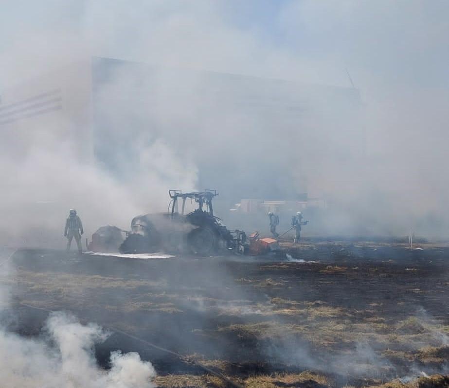 Rookpluim van brandende tractor in Zeebrugge kilometers ver te zien KW.be