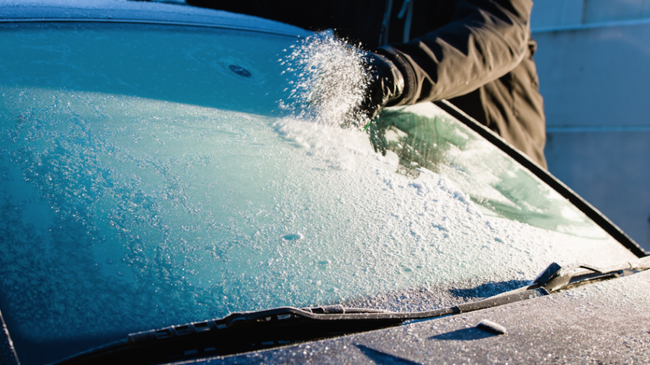 Givre: les gestes à éviter avec votre voiture en hiver - Femmes  d'Aujourd'hui