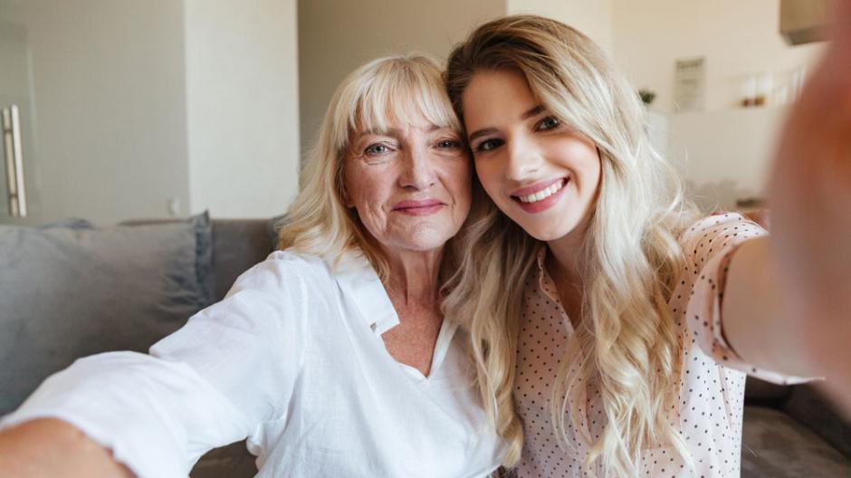 Jeune-femme-fait-un-selfie-avec-sa-grand-mère
