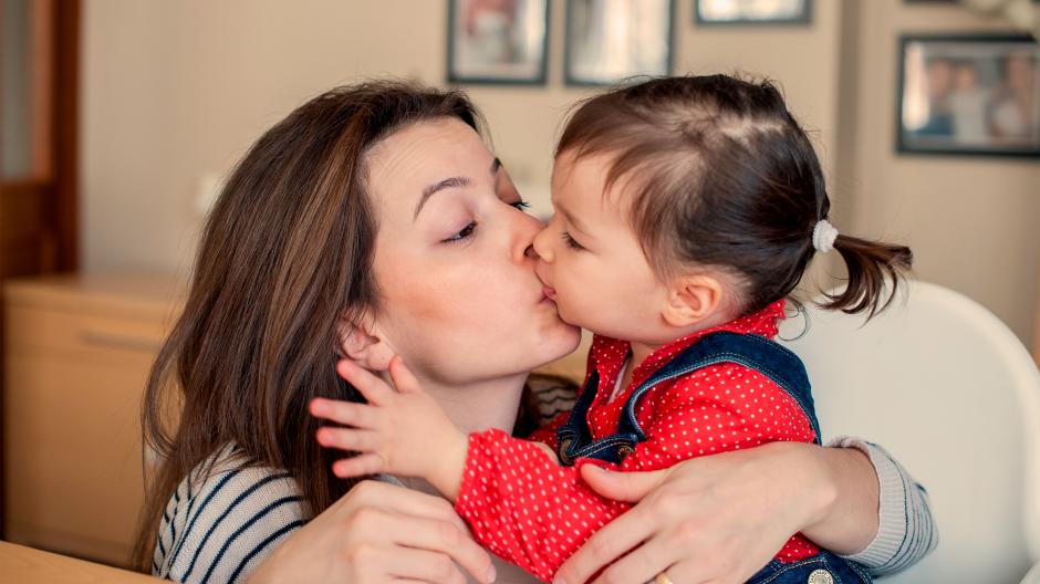 beeld Individualiteit schommel Is het oké om als mama je kind op de mond te kussen? - Libelle Mama