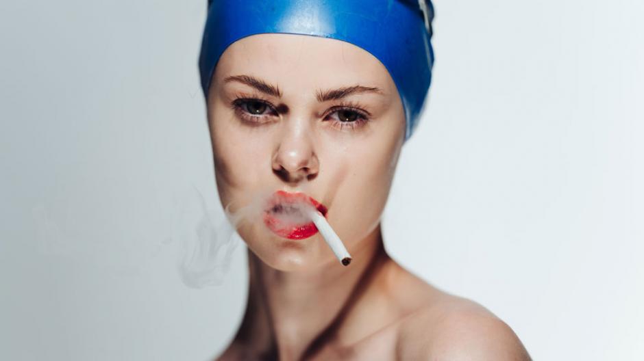 Jeune-femme-qui-fume-après-avoir-fait-du-sport