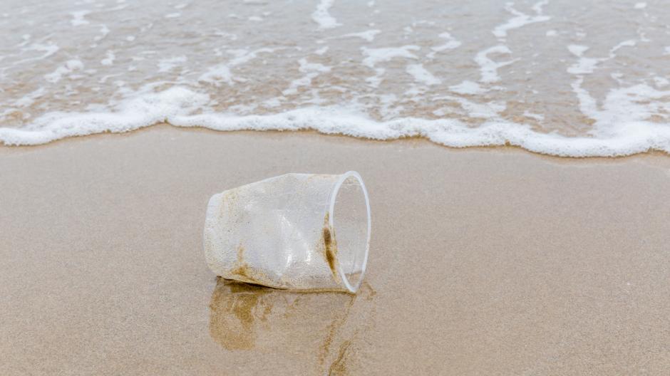 plastique sur la plage