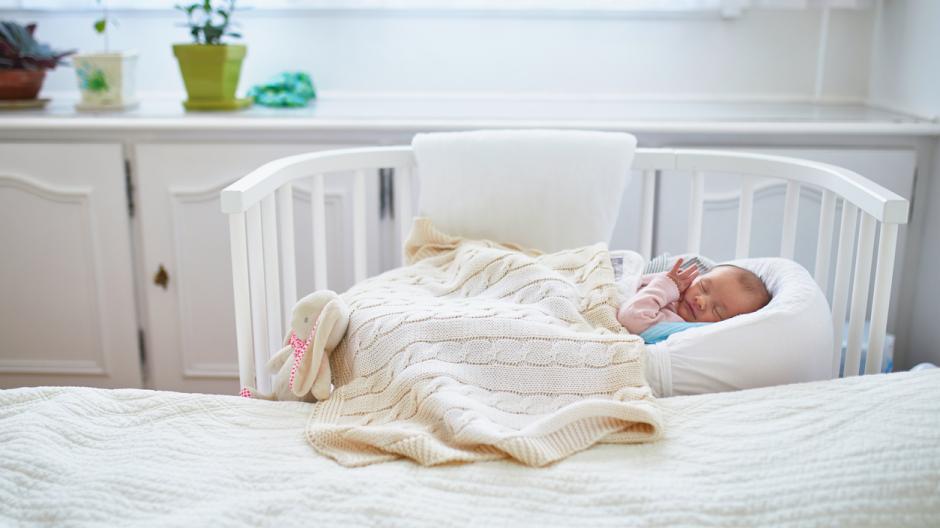 Industrieel Consumeren explosie Onderzoek: 'Baby op slaapkamer ouders laten slapen is positief voor  ontwikkeling' - Libelle Mama