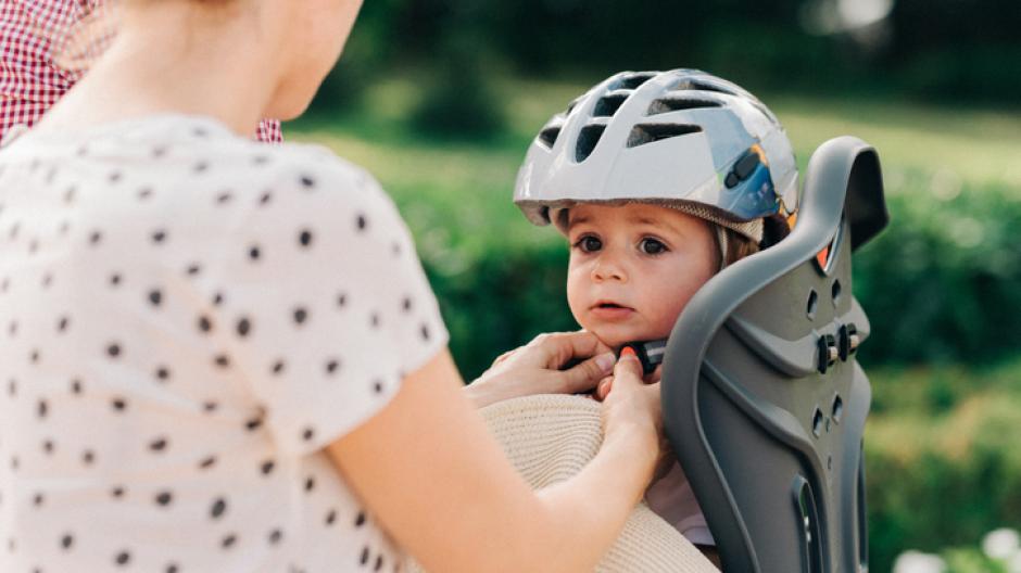 operator Snor Instrument Baby's eerste fietshelm: hierop moet je letten - Libelle Mama