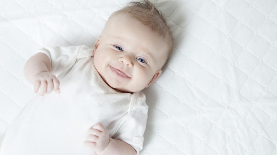 ontwikkeling baby lacht verschillende soorten lachjes