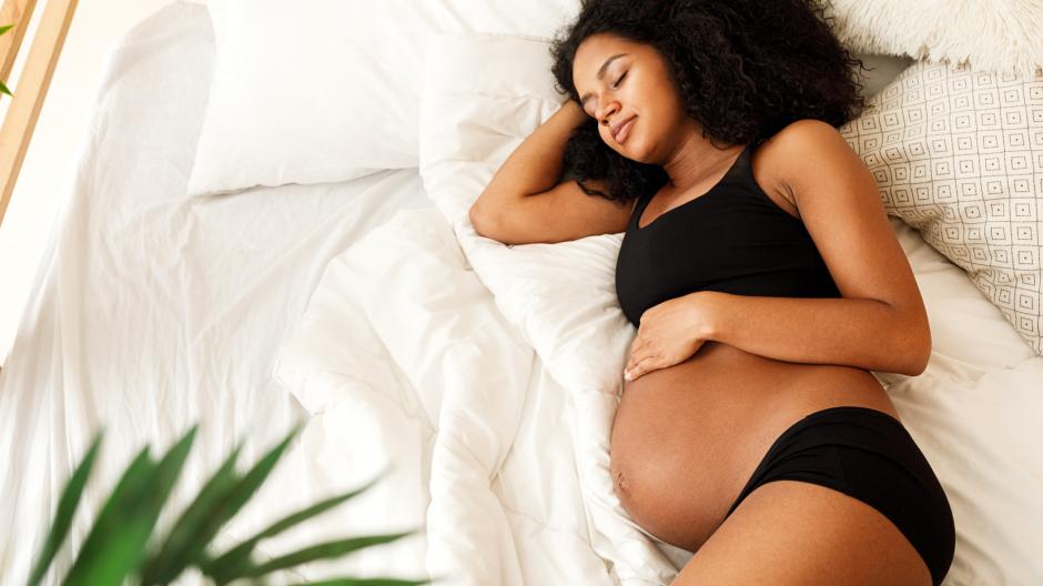 Est-ce dangereux de dormir sur le côté droit lorsqu'on est enceinte?