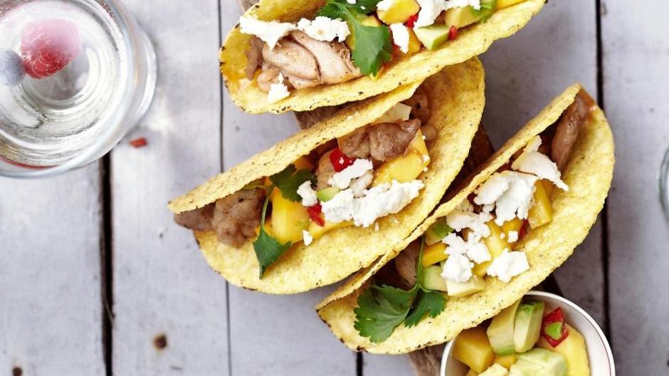 Zin in een avondje vol zuiderse gezelligheid? Dan is een Mexicaanse fiesta precies wat je nodig hebt! Met een tafel vol taco’s, guacamole en kruidige stoofpotjes waan je je zo in het zonnige Mexico. Ontdek de lekkerste Mexicaanse recepten voor een echte fiesta bij je thuis!