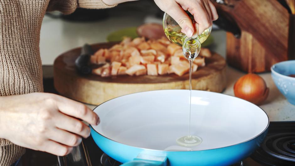Wat is het verschil tussen een bakpan en een koekenpan?