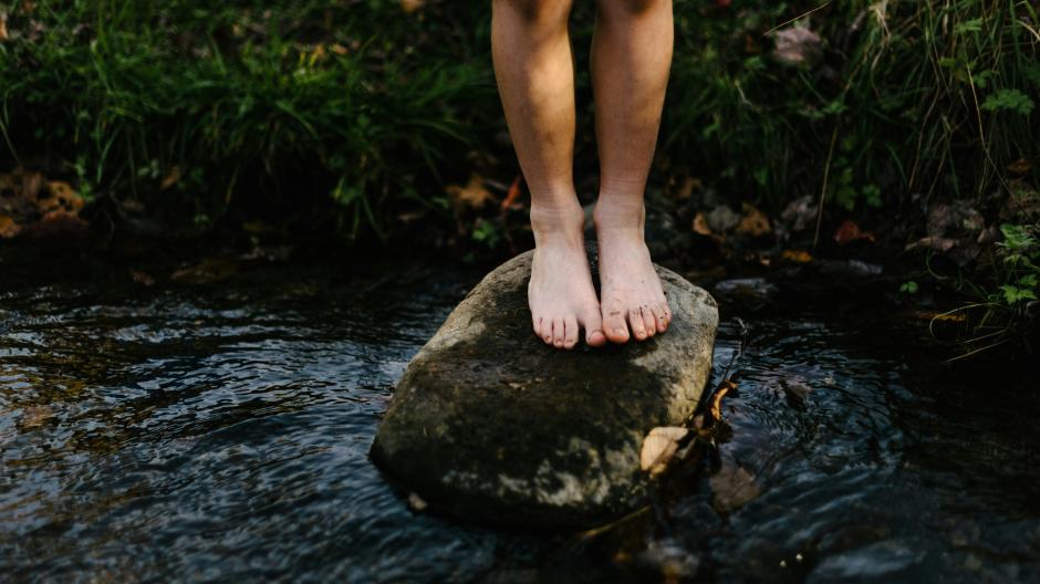 sentier pieds nus