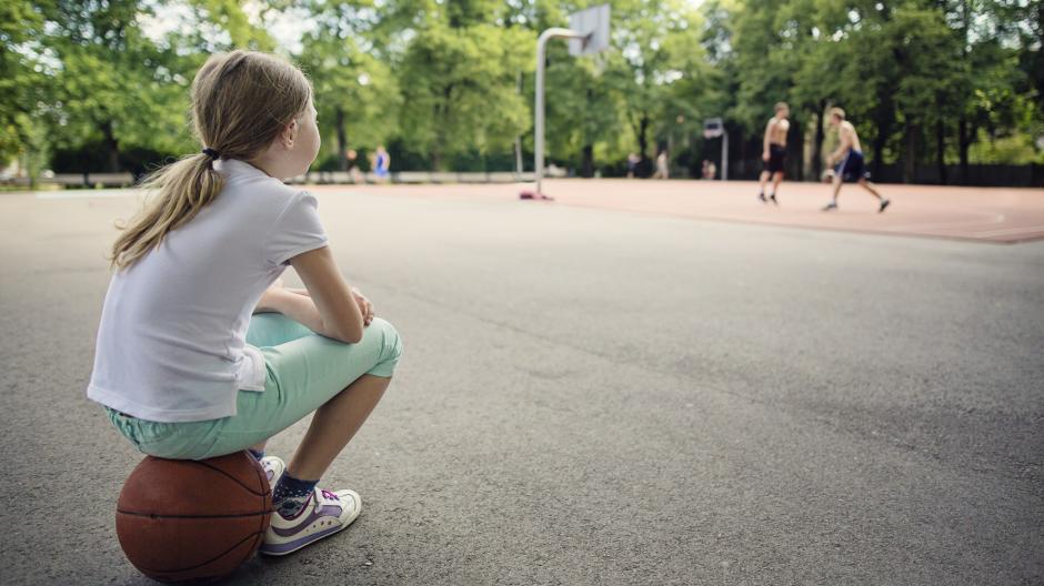 Petite fille seule dans la cour de récré