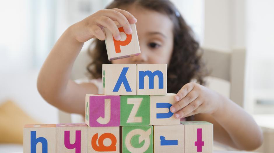 speelgoed met letters en cijfers