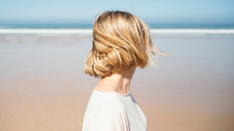 gekleurd haar zwemmen