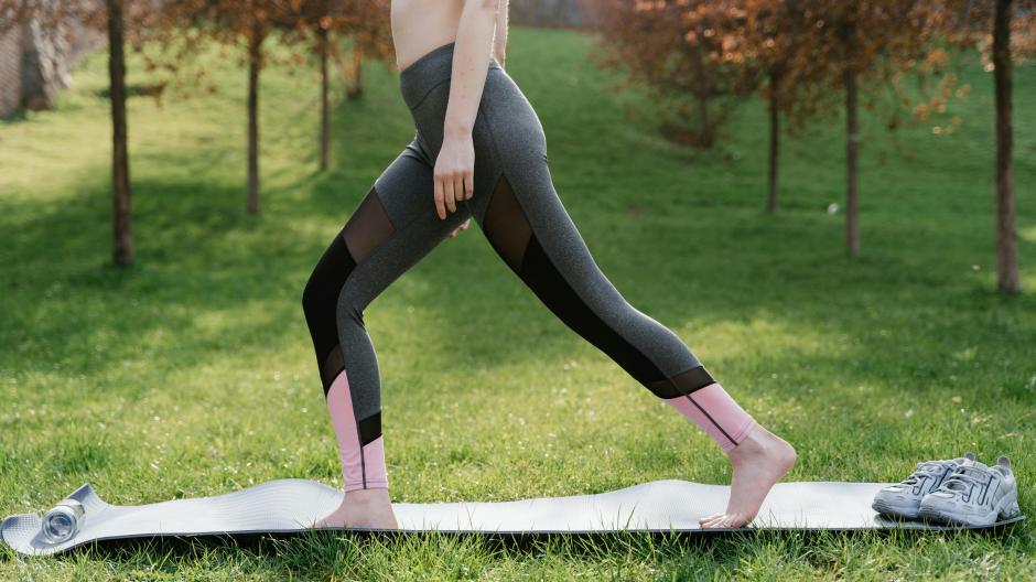 exercices yoga pilates sport étirement jardin