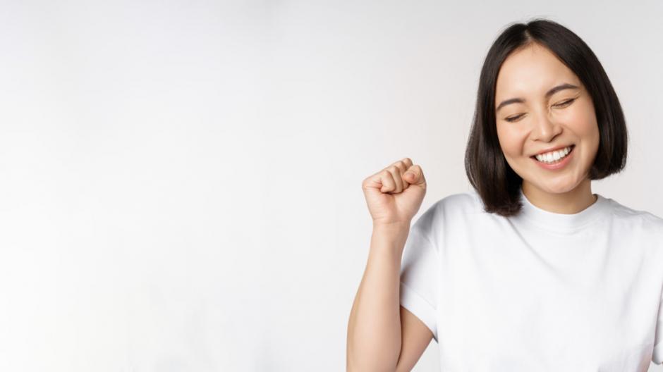 femme poings levés de joie