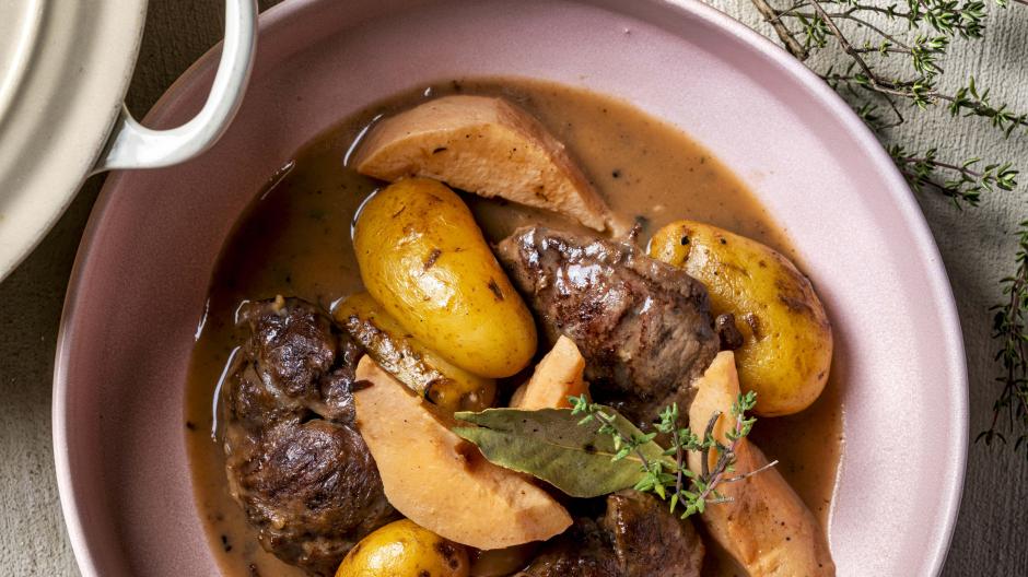 Stoofpotje van varkensvlees met kweepeer