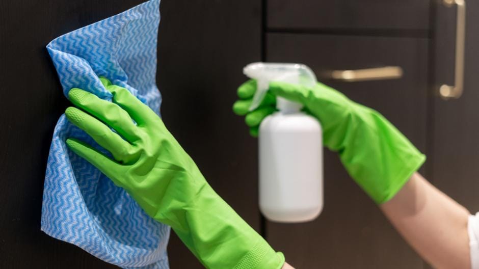 vingerafdrukken, keukenkastjes