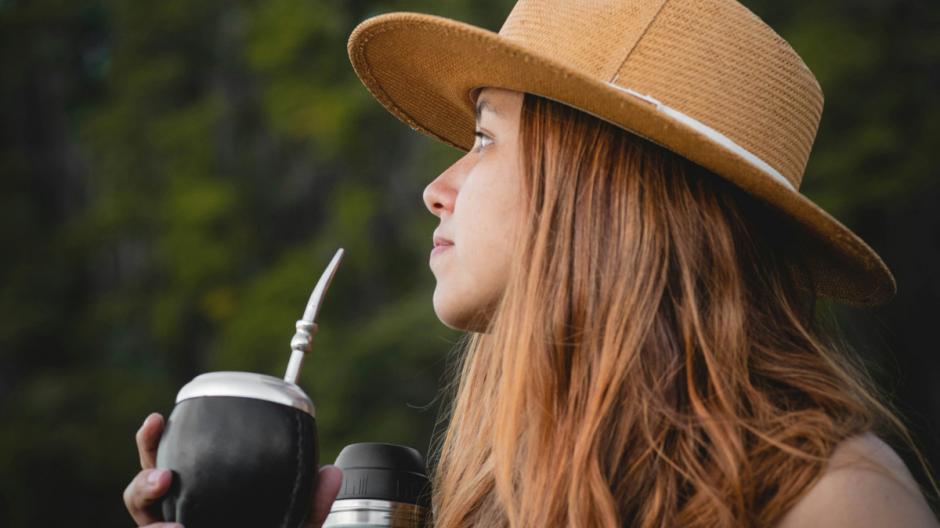 femme chapeau verre paille