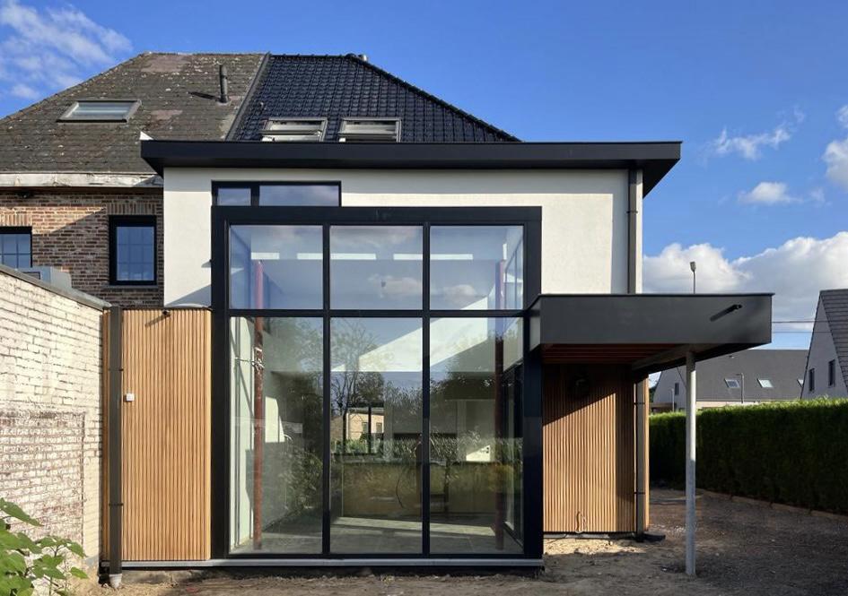 De nieuwe beglaasde achterbouw vormt de blikvanger.