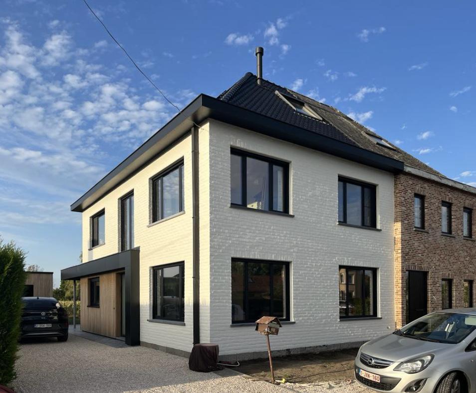 De oude schilderstechniek met een dunne kalkpleister geeft de woning een frisse, maar tegelijk ook authentieke indruk.