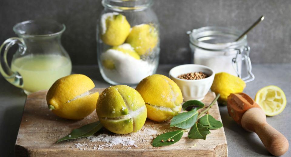 Zo maak je zelf gekonfijte citroenen
