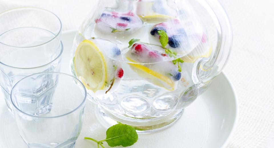 Zo maak je fruitige ijsblokjes voor in je gin-tonic