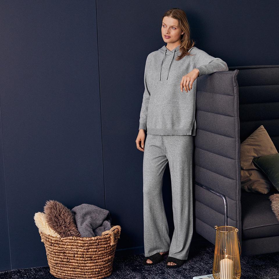Knusse homewearStijlvolle homewear om de lange winteravonden in alle comfort door te brengen (pull 69,90 euro, broek 59,90 euro), van Betty Barclay. 