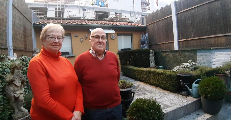 Flor Frederix en zijn echtgenote Jenny Labens in hun tuin. Op de achtergrond is de hoogbouw te zien. (foto TOGH)