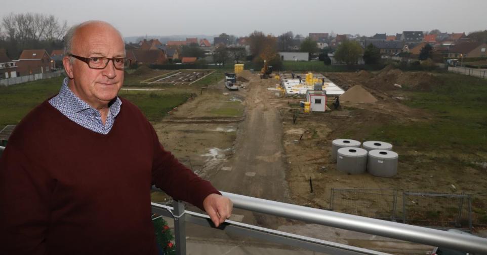 Erik Verbeure met zicht op het oude voetbalterrein van KWS Houthulst. Daar moet straks een volledig nieuwe woonwijk verrijzen. (foto MG)