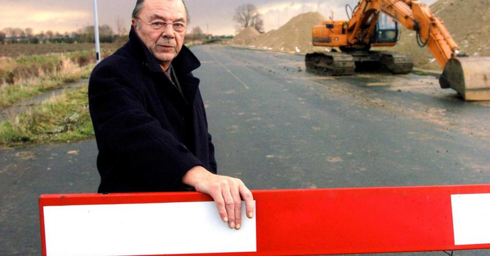 Daniël Denys in 2003 bij de werken voor de doortrekking van de rijksweg in zijn deelgemeente Beveren. (foto SB-©Stefaan Beel Stefaan Beel