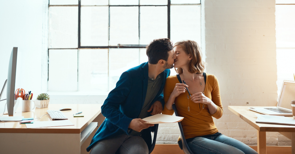 Votre employeur ne peut pas interdire les romances au travail - Flair - Canva