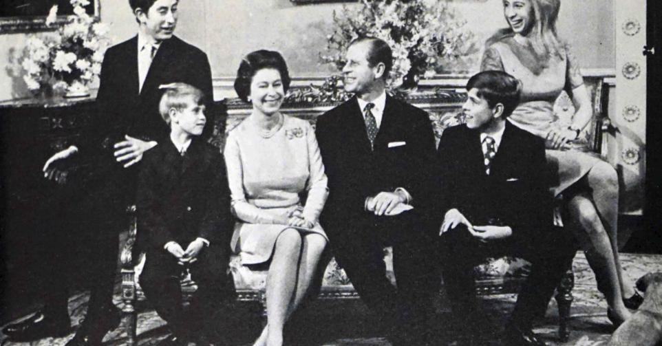 La reine Elizabeth et le duc d'Edimbourg entourés de leurs enfants
