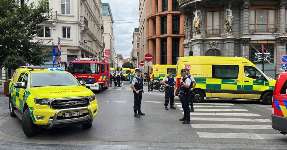 Le 26 août 2022, la police mobilisée au croisement de la Rue Neuve après qu'une camionnette a foncé sur des terrasses en pleine après-midi