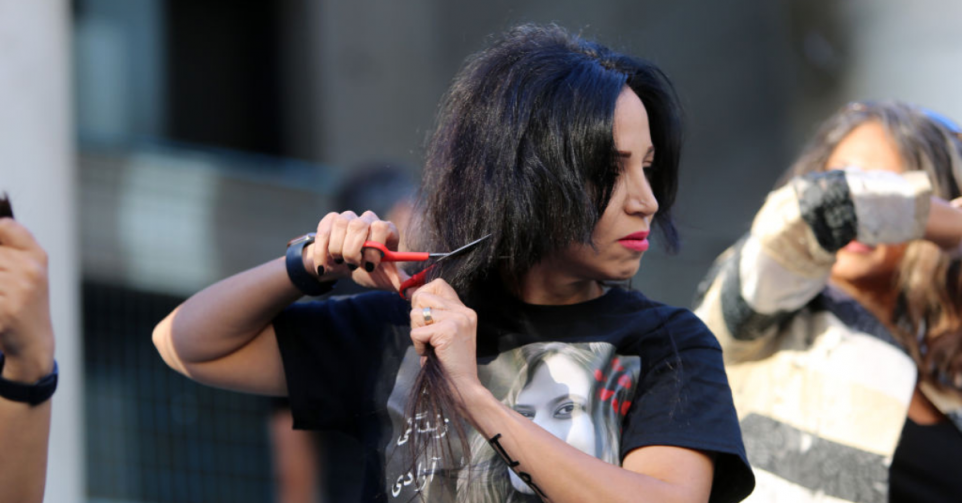 Les Iraniennes se coupent les cheveux pour dénoncer le code vestimentaire (ici lors d'une manifestation au Canada) - Getty Images