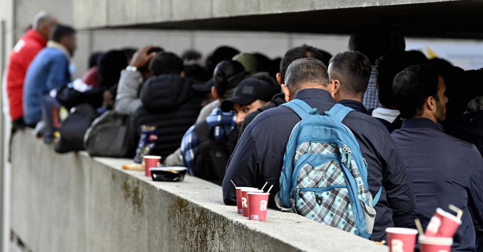 Asielzoekers wachten om hun aanvraag in te dienen in Brussel.