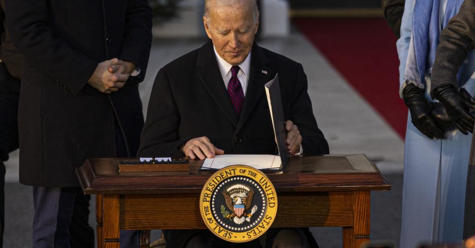 Biden signe la loi protégeant le mariage homosexuel