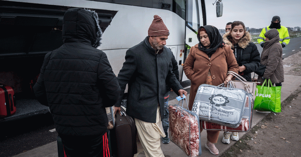 Vluchtelingen komen aan bij het asielcentrum in Ter Apel in december.