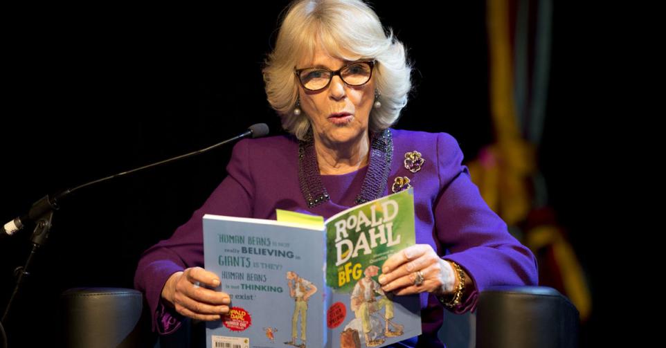 Camilla lit une histoire de Roald Dahl en 2016.