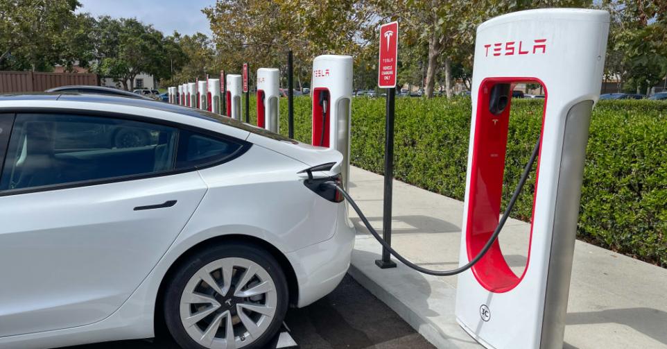 Voiture électrique: dans la bataille des bornes de recharge, Tesla prend de  l'avance - Trends-Tendances