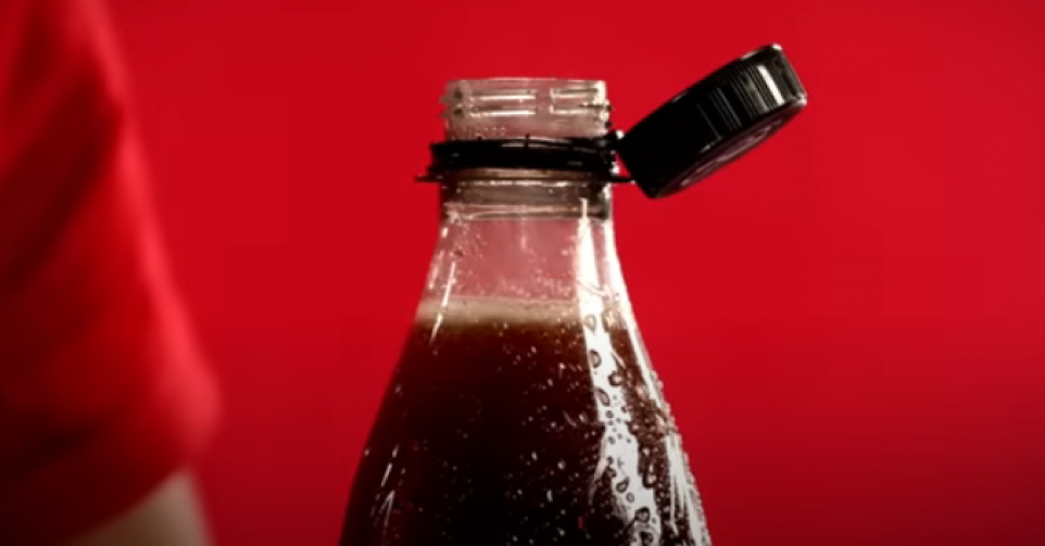 Pourquoi les bouchons sont désormais attachés aux bouteilles de sodas