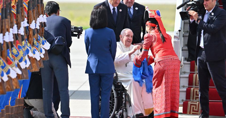 Arrivée du pape en Mongolie